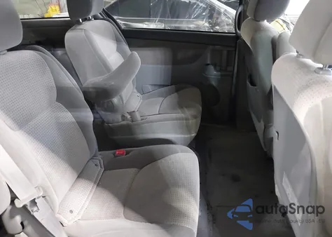 2010 Toyota Sienna Le z USA, uszkodzony, nr VIN 5TDKK4CC5AS328920